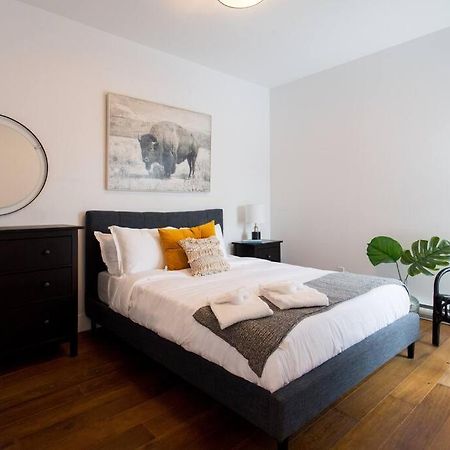 Sleek Condo In The Heart Of Little Italy By Den Stays Montréal Exteriör bild