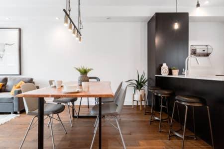 Sleek Condo In The Heart Of Little Italy By Den Stays Montréal Exteriör bild