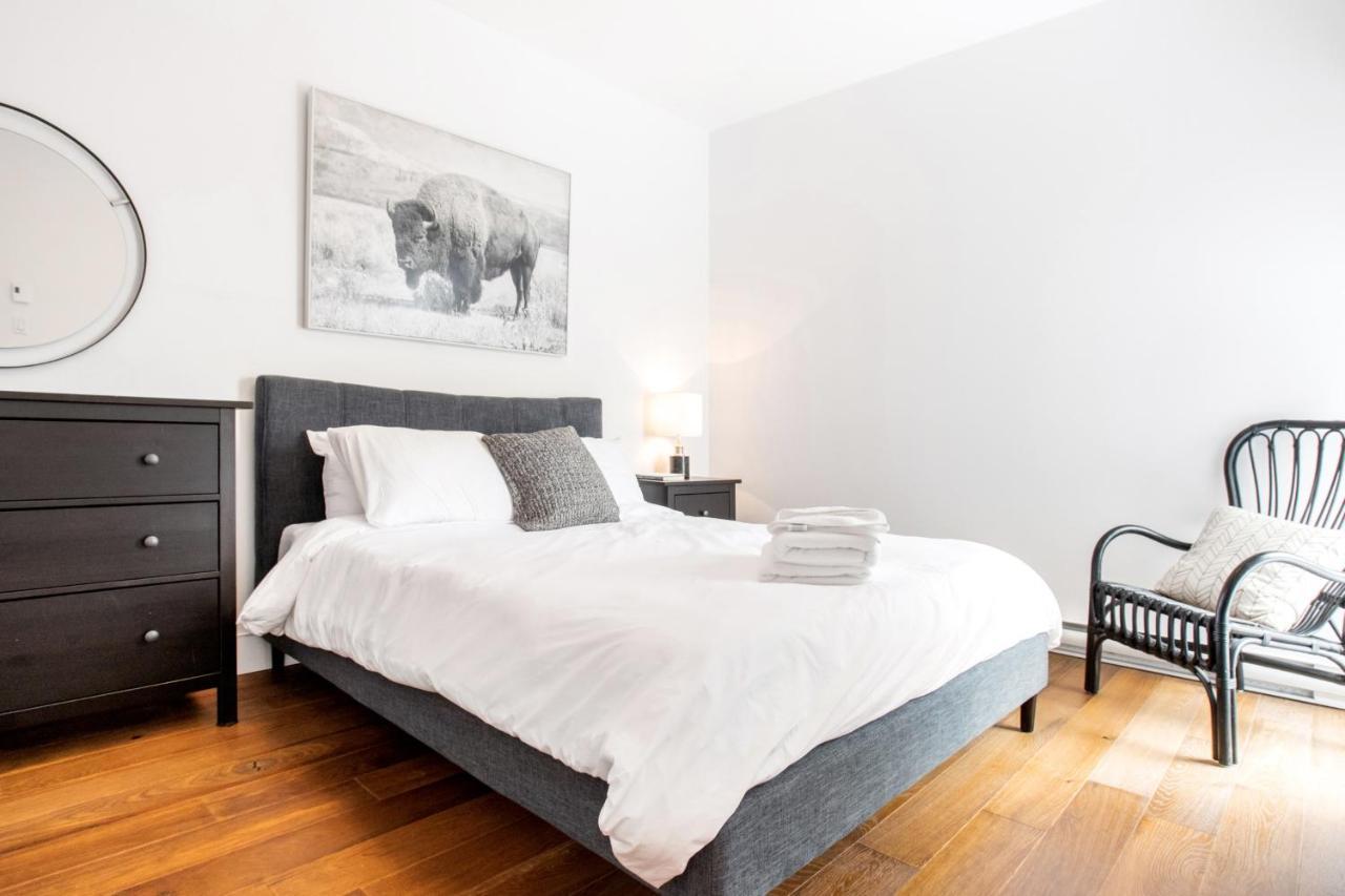Sleek Condo In The Heart Of Little Italy By Den Stays Montréal Rum bild