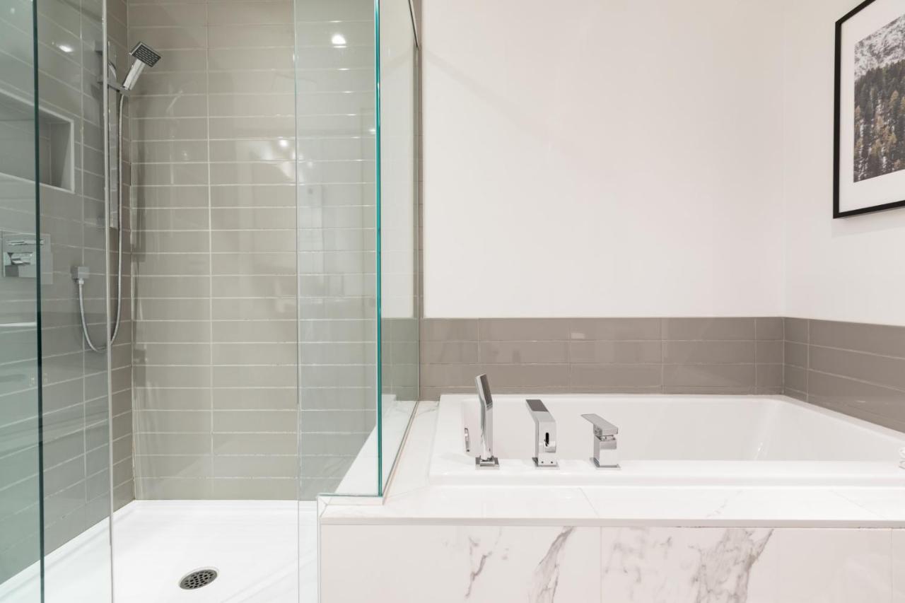 Sleek Condo In The Heart Of Little Italy By Den Stays Montréal Rum bild