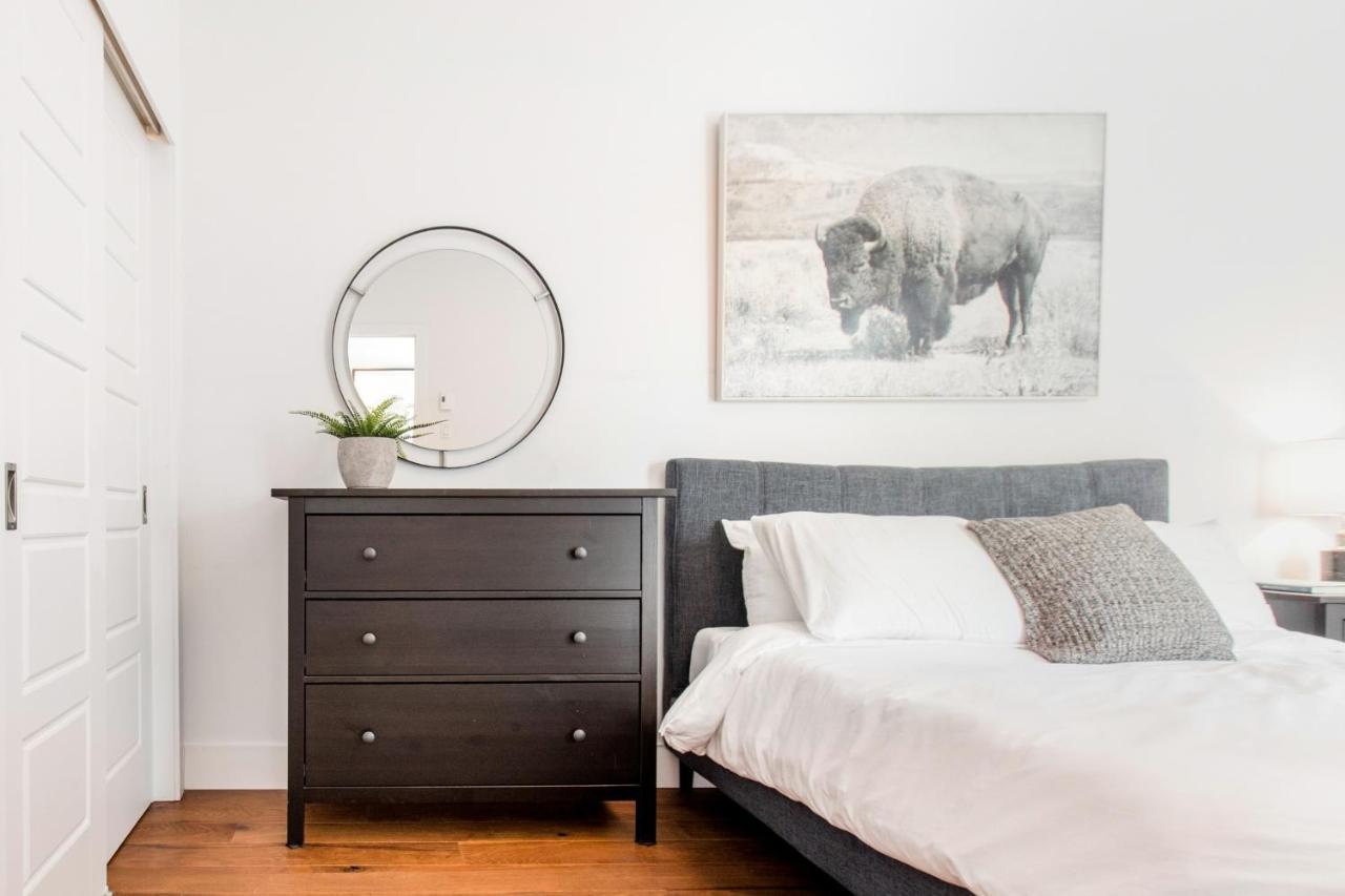 Sleek Condo In The Heart Of Little Italy By Den Stays Montréal Rum bild