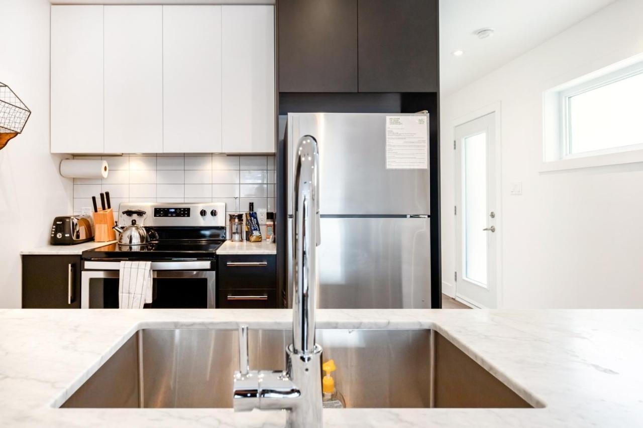 Sleek Condo In The Heart Of Little Italy By Den Stays Montréal Rum bild