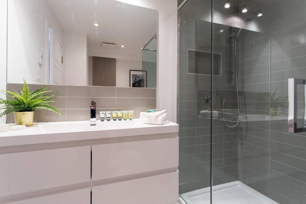 Sleek Condo In The Heart Of Little Italy By Den Stays Montréal Exteriör bild