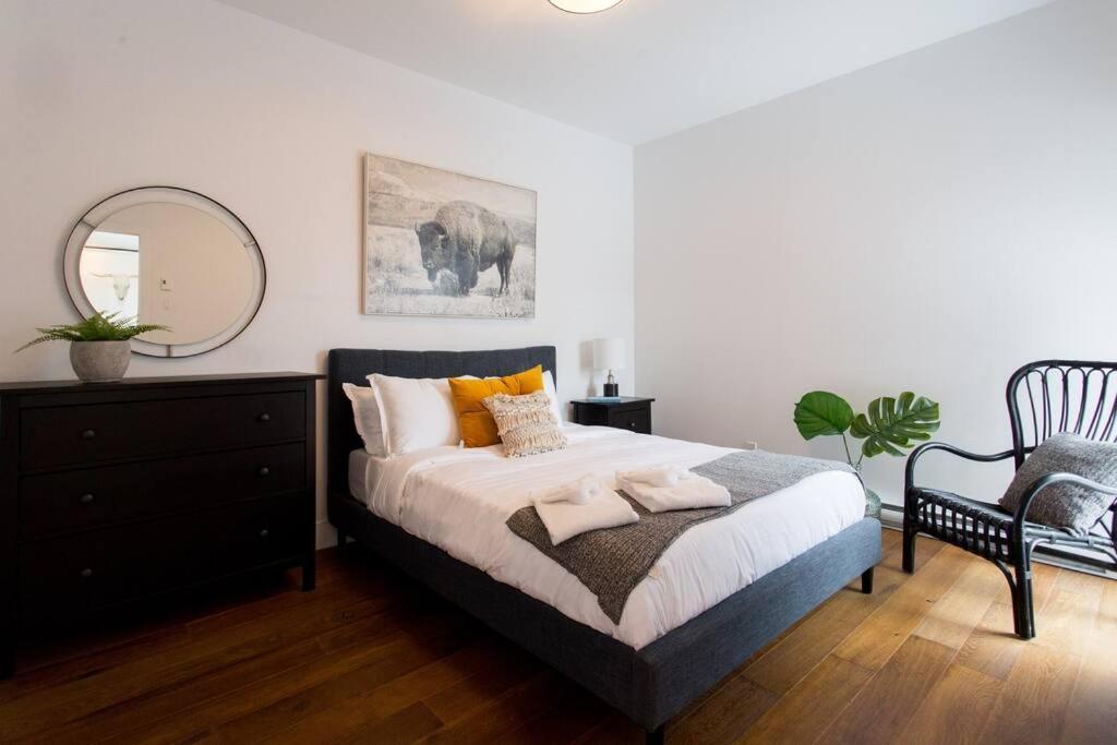 Sleek Condo In The Heart Of Little Italy By Den Stays Montréal Exteriör bild