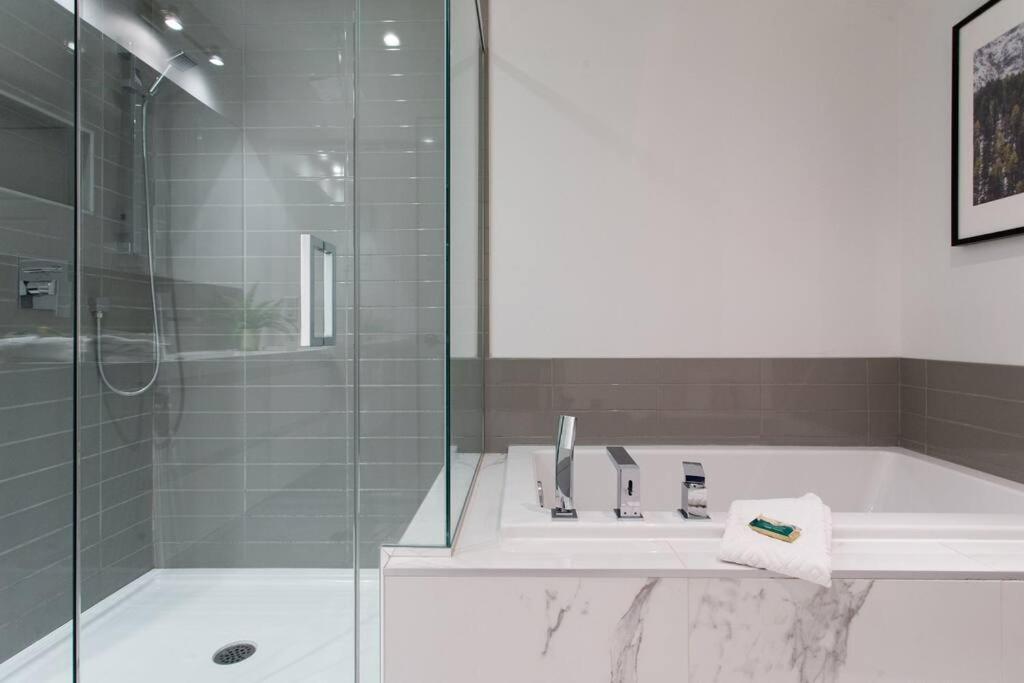 Sleek Condo In The Heart Of Little Italy By Den Stays Montréal Exteriör bild