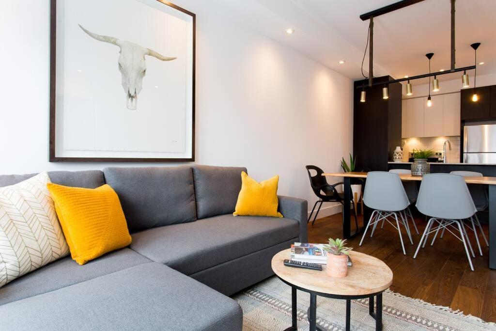Sleek Condo In The Heart Of Little Italy By Den Stays Montréal Exteriör bild