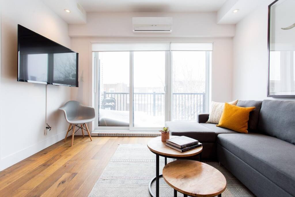 Sleek Condo In The Heart Of Little Italy By Den Stays Montréal Exteriör bild