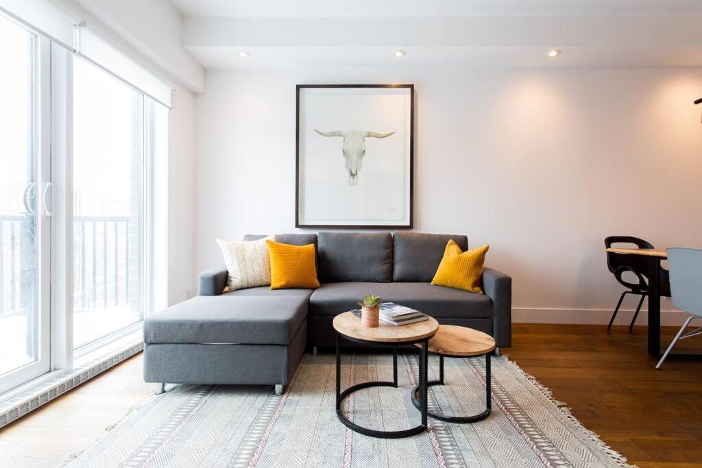 Sleek Condo In The Heart Of Little Italy By Den Stays Montréal Exteriör bild