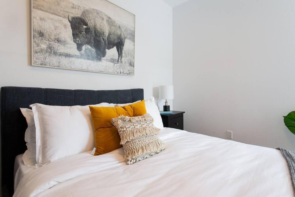 Sleek Condo In The Heart Of Little Italy By Den Stays Montréal Exteriör bild