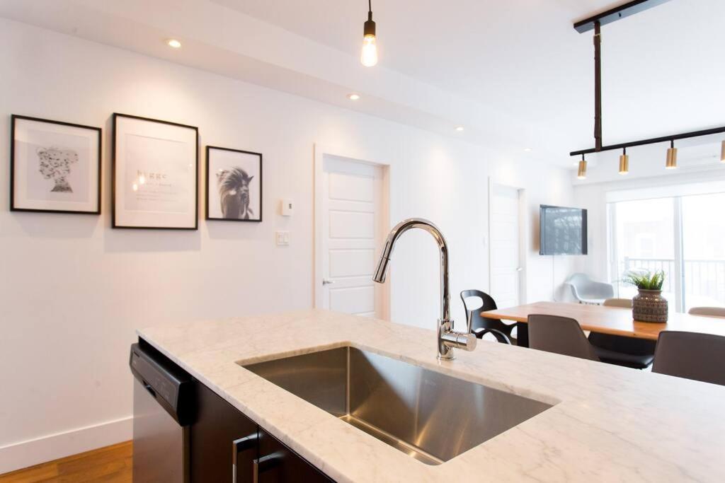 Sleek Condo In The Heart Of Little Italy By Den Stays Montréal Exteriör bild