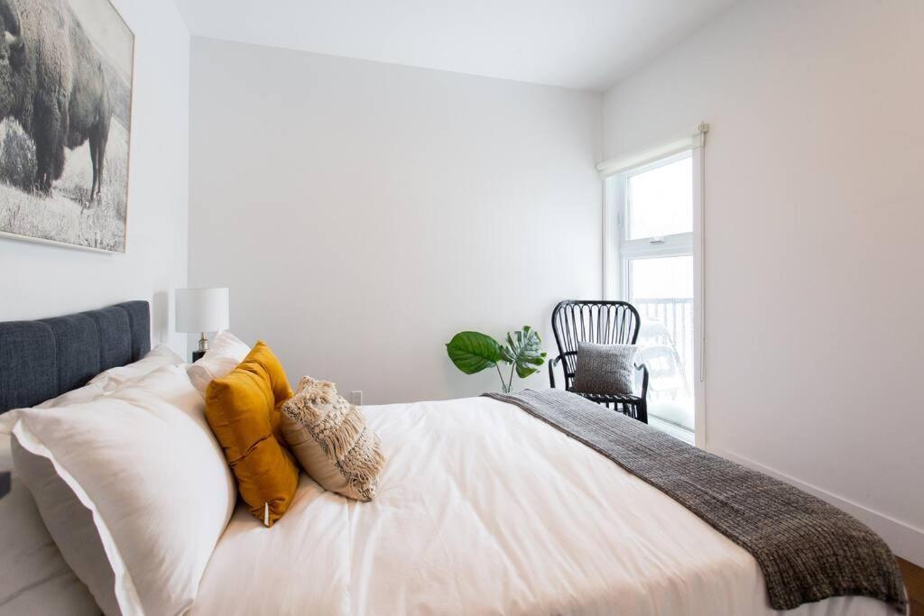 Sleek Condo In The Heart Of Little Italy By Den Stays Montréal Exteriör bild