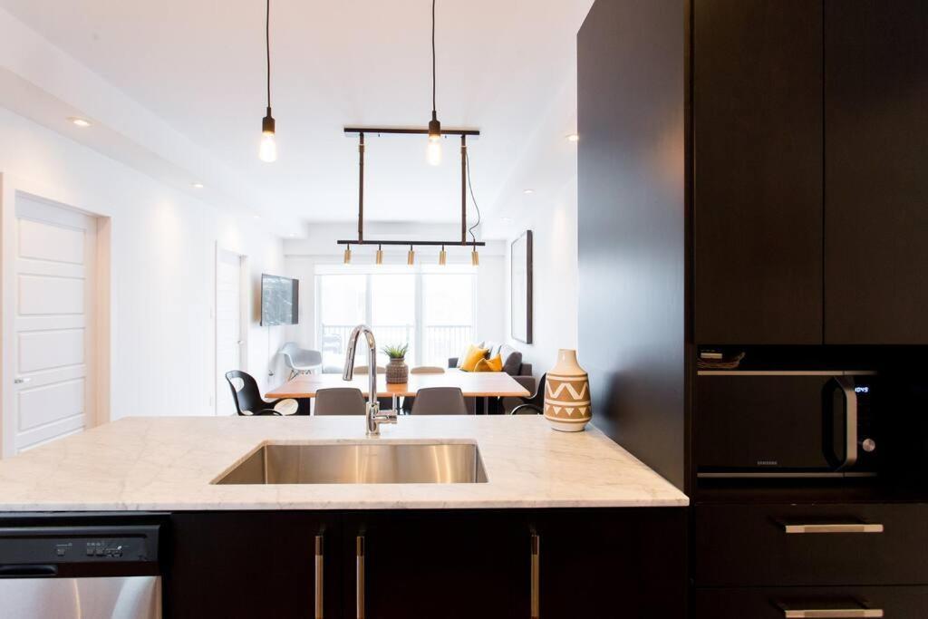 Sleek Condo In The Heart Of Little Italy By Den Stays Montréal Exteriör bild
